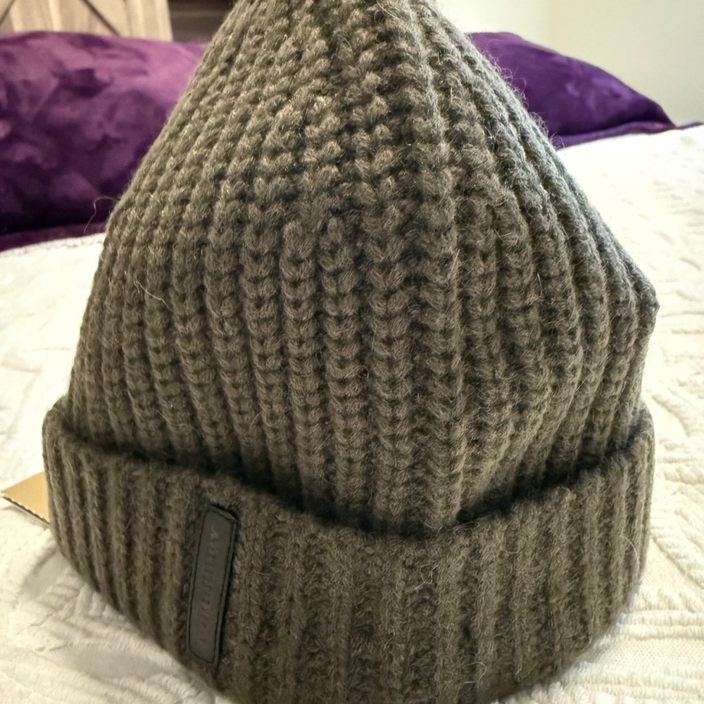 Burberry Dark Green Wool Bonnet - Picture 4 of 4